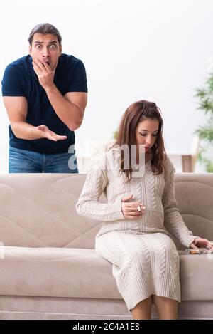 Mann und schwangere Frau im Rauchverbot Stockfoto