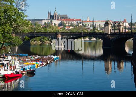 Blick auf die Prager Burg und die Legionsbrücke in Prag, Tschechien, Europa Stockfoto