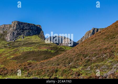 Eine malerische Landschaft auf der Isle of Skye in der Nähe des Old man of Storr, mit einem klaren blauen Himmel über Stockfoto