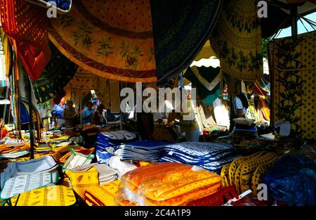 St Remy Provence Frankreich Markt Stallhalter Verkauf Stoff Stockfoto