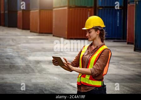 Vorarbeiter ist mit Computer-Tablet, um die Arbeit in der Industrie zu steuern Stockfoto