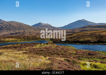 Blick über Loch Druidibeg auf der hebridischen Insel South Uist, an einem sonnigen Spätsommertag Stockfoto