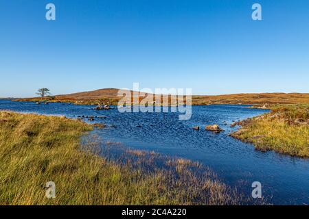 Blick über Loch Druidibeg auf der hebridischen Insel South Uist, an einem sonnigen Spätsommertag Stockfoto