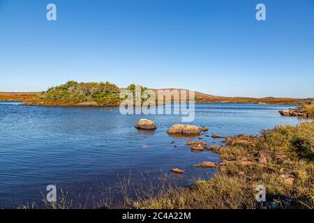 Blick über Loch Druidibeg auf der hebridischen Insel South Uist, an einem sonnigen Spätsommertag Stockfoto