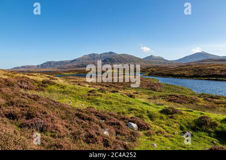 Blick über Loch Druidibeg auf der hebridischen Insel South Uist, an einem sonnigen Spätsommertag Stockfoto