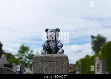 Sint Gillis Waas, Belgien, 9. Juli 2019, EIN silberfarbener Teddybär aus Beton auf einer Betonbasis mit einem verschwommenen Hintergrund Stockfoto