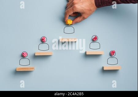 Führung und Personalwesen konzeptionelles Bild - männliche Hand Strukturierung Menschen Symbole auf Stufen in Pyramidenposition platziert. Stockfoto