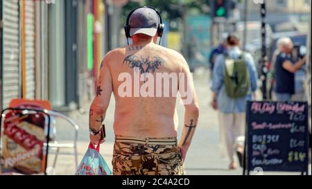 Glasgow, Schottland, Großbritannien 25. Juni 2020: UK Wetter:Scorcher in der Stadt, während die Menschen zum grünen Zentrum des kelvingrove Parks im grünen westlichen Ende der Stadt fahren. Gerard Ferry/Alamy Live News Stockfoto