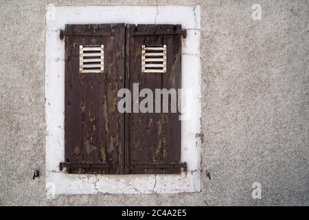 Ein alter wettergetragener Fensterverschluss in Sainte-Croix, Schweiz. Stockfoto