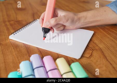 Zeichnung auf einem weißen Blatt mit einem farbigen Textmarker Stockfoto