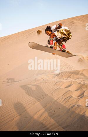 Sandboarding in Huacachina. ICA, Abteilung von Ica, Peru. Stockfoto