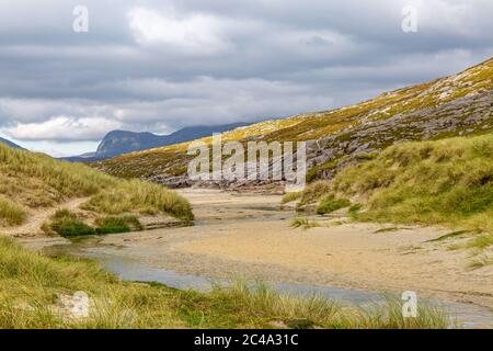 Berge und Sanddünen auf dem Weg zum Strand, bei Luskentire auf der hebridischen Insel Harris Stockfoto