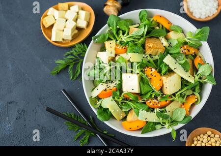 Frischer Tofu-Salat mit Sesamsamen, Maissalat, Aprikosen und Bambus in der Schüssel Stockfoto