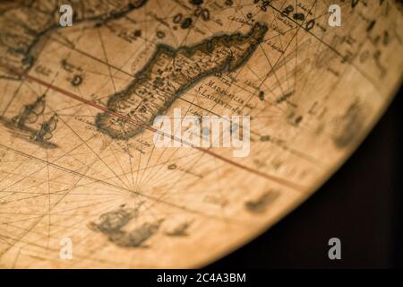 Ein wunderschöner alter Globus aus dem 17. Jahrhundert, der die Inseln Madagaskar, Reunion, Mayotte und Komoren zeigt. Teile von Mosambik sind ebenfalls abgebildet. Stockfoto