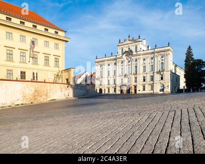 Erzbischöflicher Palast am Hradcany-Platz in der Nähe der Prager Burg, Prag, Tschechische Republik. Stockfoto