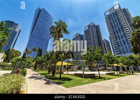 Hohe moderne Geschäfts- und Wohngebäude unter blauem Himmel, vom Sarona-Markt in Tel Aviv, Israel (niedrige Ansicht) aus gesehen. Stockfoto