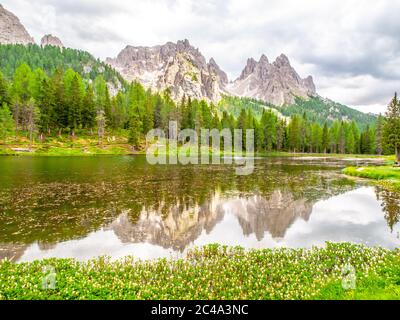 Berggipfel im Wasser des Antorno-Sees, Dolomiten, Italien. Stockfoto