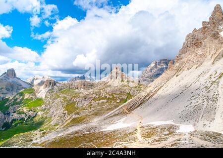 Tre Cime Hut, aka Dreizinnenhutte oder Rifugion Antonio Locatelli mit Torre di Toblin, aka Toblinge Knoten, im Hintergrund Dolomiten, Italien. Stockfoto