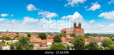 Der Schlossberg in Quedlinburg an einem schönen Sommertag, Deutschland Stockfoto