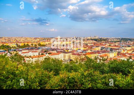 Prager Stadtbild. Skyline mit modernem Gebäude von Pankrac. Sonniger Sommertag, Praha, Tschechische Republik. Stockfoto