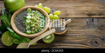 Grüne Smoothie Schüssel mit Chia Samen, gesundes Superfood Frühstück Stockfoto