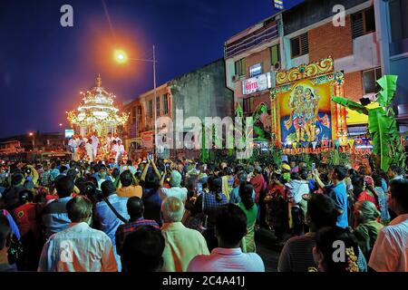 Penang, Malaysia - 8. Februar 2017. Hunderte von Anhängerinnen warten auf die Ankunft des Goldschurrbängers in der Datuk Keramat Road während der Thaipusam-Vorabend Stockfoto