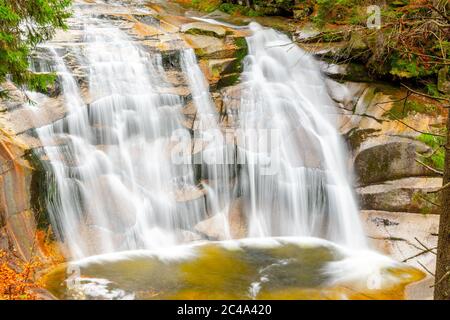 Mumlava Wasserfall im Herbst, Harrachov, Riesengebirge, Nationalpark Riesengebirge, Tschechische Republik Stockfoto