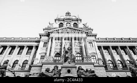 Detailansicht des Tschechischen Nationalmuseums in Prag, Tschechische Republik. Schwarzweiß-Bild. Stockfoto