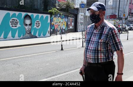 Ein Mann geht an dem Wandgemälde der irischen Künstlerin Emmalene Blake über die Sängerin Sinead O'Connor nahe dem Gelände des alten Bernard Shaw Pubs in Dublin vorbei, das Ende letzten Jahres geschlossen hatte. Pubs und Hotelbars, die als Restaurants dienen, können am Montag, den 29. Juni, im Einklang mit der Phase 3 der Lockerung der COVID-19-Beschränkungen der Regierung, für die Öffentlichkeit wieder geöffnet werden. Stockfoto