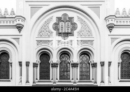 Malerische Fenster der Spanischen Synagoge in Josefov, Prag, Tschechische Republik. Detailansicht. Schwarzweiß-Bild. Stockfoto