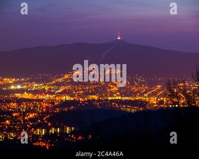 Abendansicht der beleuchteten Stadt Liberec und Jested Berg. Nachtaufnahme. Stockfoto