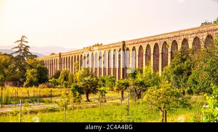 Sonniger Abend im Aquädukt Nottolini in der Nähe von Lucca, Toskana, Italien. Stockfoto