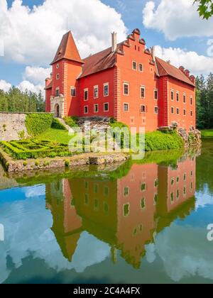 Renaissance-Schloss Cervena Lhota in Südböhmen, Tschechische Republik. Idyllische und malerische Märchenburg auf der kleinen Insel spiegelt sich im romantischen See wider. Stockfoto