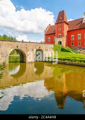 Renaissance-Schloss Cervena Lhota in Südböhmen, Tschechische Republik. Idyllische und malerische Märchenburg auf der kleinen Insel spiegelt sich im romantischen See wider. Stockfoto