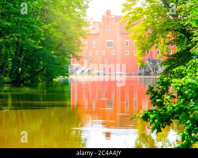 Renaissance-Schloss Cervena Lhota in Südböhmen, Tschechische Republik. Idyllische und malerische Märchenburg auf der kleinen Insel spiegelt sich im romantischen See wider. Stockfoto