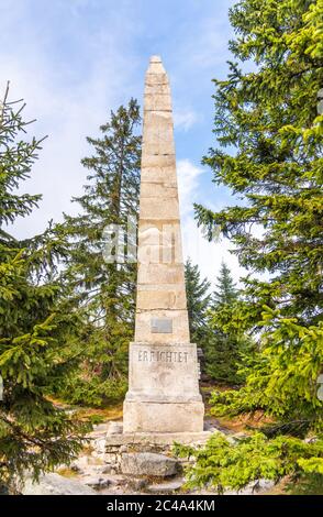 Steindenkmal von Adalbert Stifter - Schriftsteller der Böhmerberge von Sumava - über dem Plechy See, Nationalpark Sumava, Tschechische Republik. Stockfoto