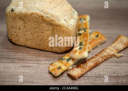 Geformtes hausgemachtes Brot und Rolle auf dem Tisch Stockfoto