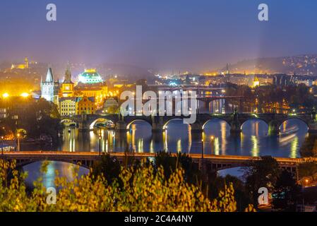 Prag Brücken über die Moldau am Abend, Praha, Tschechische Republik. Stockfoto