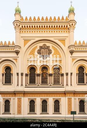 Malerische Fassade der Spanischen Synagoge in Josefov, Prag, Tschechische Republik. Stockfoto