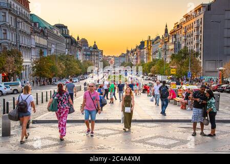 PRAG, TSCHECHISCHE REPUBLIK - 17. AUGUST 2018: Touristen auf dem Wenzelsplatz in Prag, Tschechische Republik Stockfoto