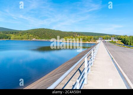 Josefuv Dul-Staudamm, Erdstaudamm im Isergebirge mit Asphaltstraße auf der Spitze, Tschechische Republik. Sonniger Sommertag. Stockfoto