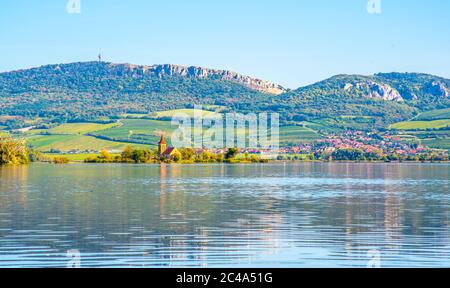 Palava Hills oberhalb des Nove Mlyny Reservoir an sonnigen Sommertagen. Landschaftsschutzgebiet Palava, Südmähren, Tschechische Republik. Stockfoto