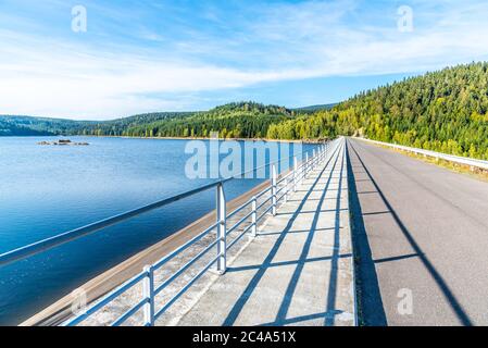 Josefuv Dul-Staudamm, Erdstaudamm im Isergebirge mit Asphaltstraße auf der Spitze, Tschechische Republik. Sonniger Sommertag. Stockfoto