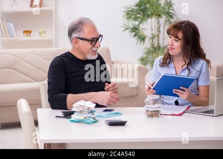 Finanzberater berät den Menschen im Ruhestand Stockfoto