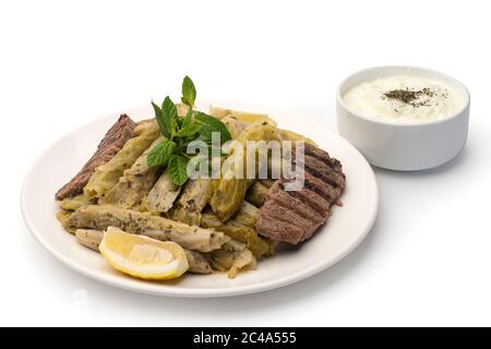 Kohl gefüllt mit Reis, Steak und Joghurt, nahöstliche Kohl gefüllt mit Reis und Rindfleisch Stockfoto