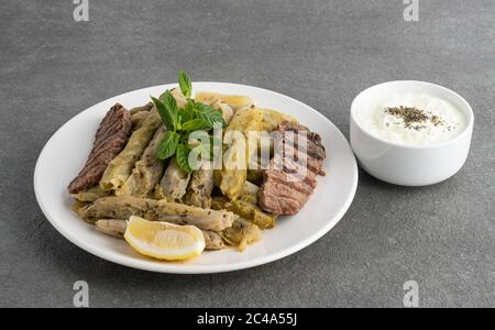 Kohl gefüllt mit Reis und Steak, Nahost-Kohl mit Reis und Rindfleisch gefüllt Stockfoto