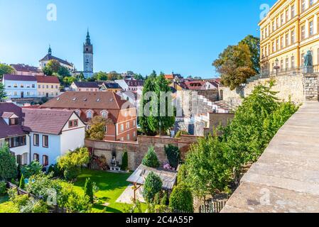 Stadtbild von Litomerice mit barockem Stephansdom und Glockenturm, Litomerice, Tschechische Republik. Blick von den Befestigungsmauern und Bailey. Stockfoto