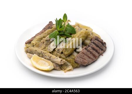 Kohl gefüllt mit Reis, Steak und Joghurt, nahöstliche Kohl gefüllt mit Reis und Rindfleisch Stockfoto