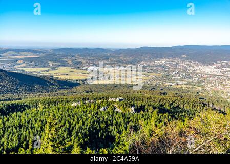 Luftaufnahme der Stadt Liberec und des Isergebirges vom Jested Berg an sonnigen Sommerabend. Tschechische Republik. Stockfoto