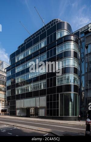 Schräge Ansicht der Haupthöhe auf der Fleet Street. Daily Express Building, London, Großbritannien. Architekt: Ellis und Clarke mit Owen Williams, 1932. Stockfoto